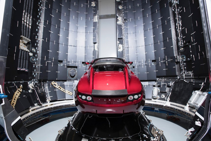 Tesla показала новый (&laquo;летающий&raquo;) Roadster: грядет объединение со SpaceX? 