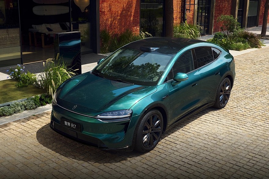 Обновлённый купеобразный Luxeed R7 от Chery и Huawei дебютировал с урезанной гаммой