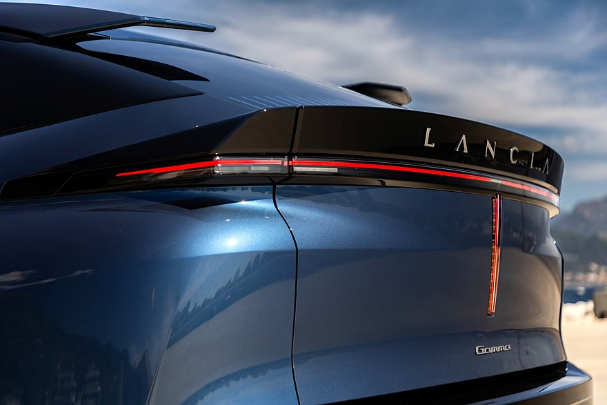 Новая Lancia Gamma: старт продаж в Италии, есть полноприводная версия HF Integrale