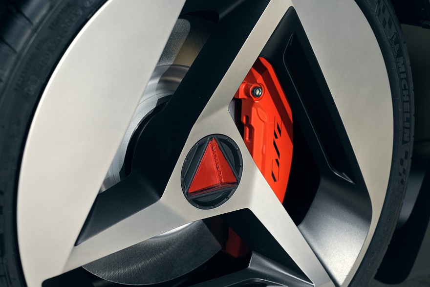 Заднемоторное купе Alpine A310 возродилось в виде электромобиля с эстетикой 1970-х