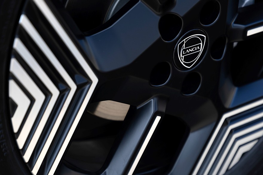Новая Lancia Gamma: старт продаж в Италии, есть полноприводная версия HF Integrale