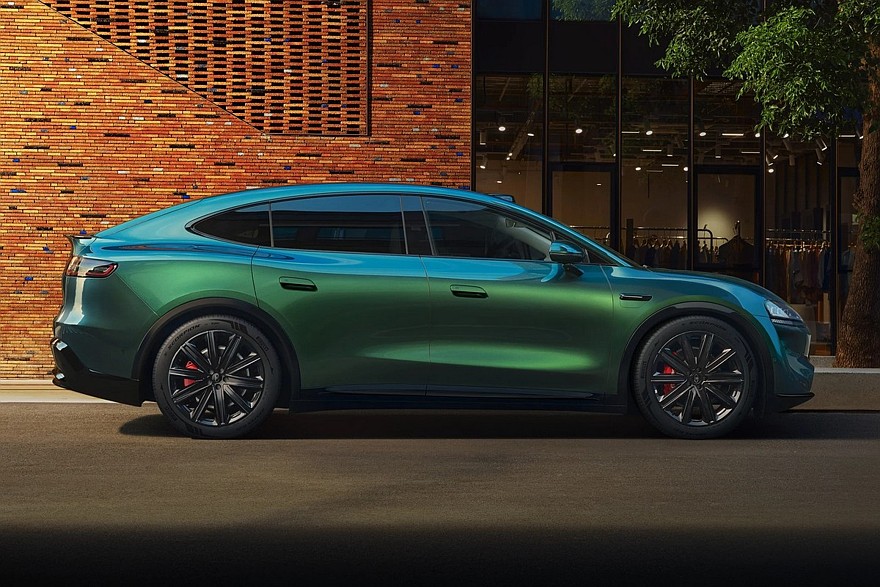 Обновлённый купеобразный Luxeed R7 от Chery и Huawei дебютировал с урезанной гаммой